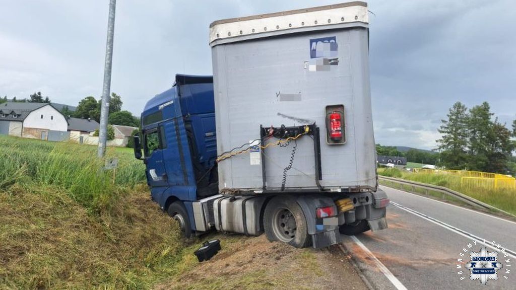 Pijany kierowca ciężarówki wjechał do rowu na DK74