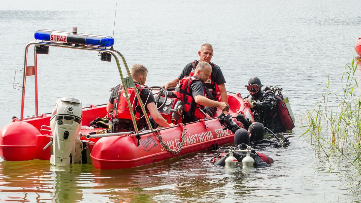 Lubuskie: Stra?acy szukaj? cia?a topielca
Fot. NewsLubuski/East News, Dabie, 23.07.2021, W jeziorze Dabie Wielkie kolo Krosna Odrzanskiego utonal mezczyzna. Ciala topielca szukaja strazacy i policjanci. Do akcji zaangazowano tez lodzie strazackie oraz nurkow z grupy ratownictwa wodnego
NewsLubuski