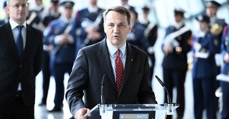 Sikorski: Wojna mogłaby się skończyć w pięć minut. Jednym telefonem Putina