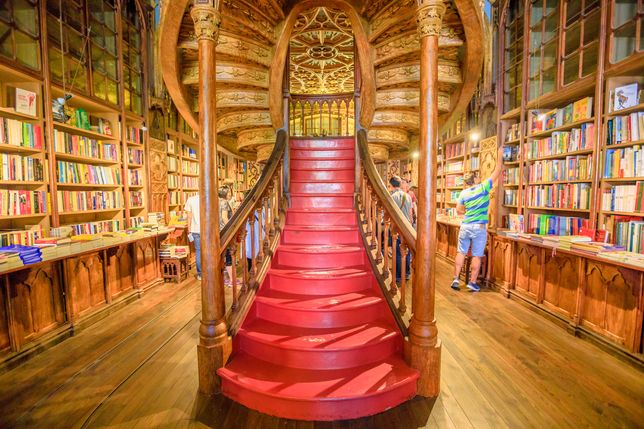 Słynne schody w księgarni Lello