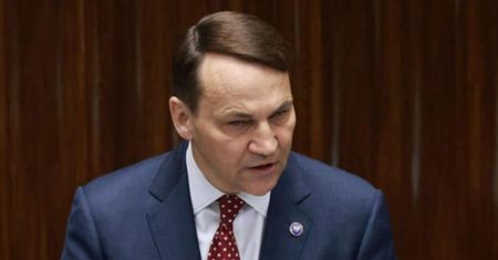 Sikorski kreśli czarny scenariusz. "Lepiej powstrzymać Putina w Ukrainie"