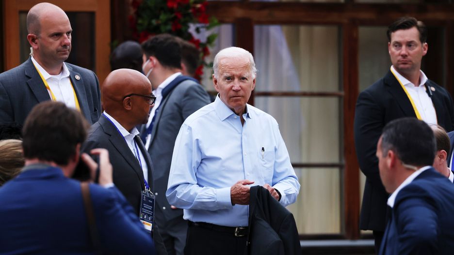 US President Joe Biden (C) walks out after a working session on the second day of the G7 summit at Schloss Elmau in Kruen, Germany, 27 June 2022. Germany is hosting the G7 summit at Elmau Castle near Garmisch-Partenkirchen from 26 to 28 June 2022. EPA/Sean Gallup / POOL Dostawca: PAP/EPA.