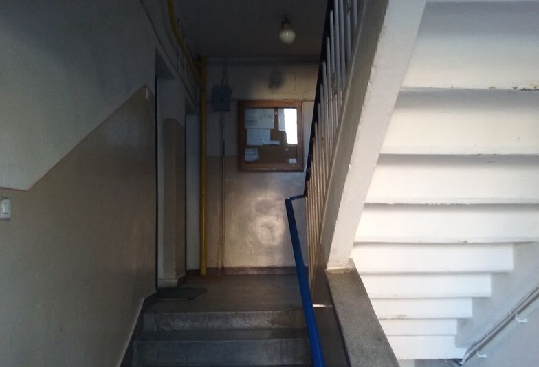 Agresywny sąsiad rozpylił gaz na klatce schodowej. Ucierpiał pięciolatek