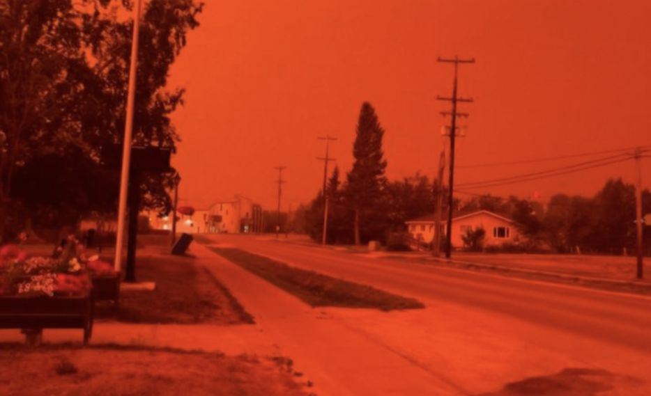 Kanada w ogniu. Przerażające, surrealistyczne krajobrazy nad Yellowknife