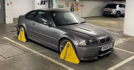Tajemnicze BMW na parkingu. Może stać tam od wielu lat