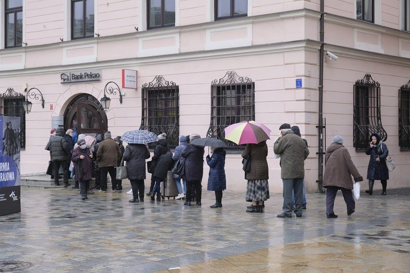 Kolejka klientów przed bankiem Pekao przy Królewskiej
