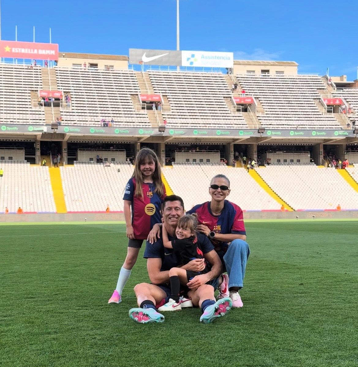 Anna i Robert Lewandowscy z córkami