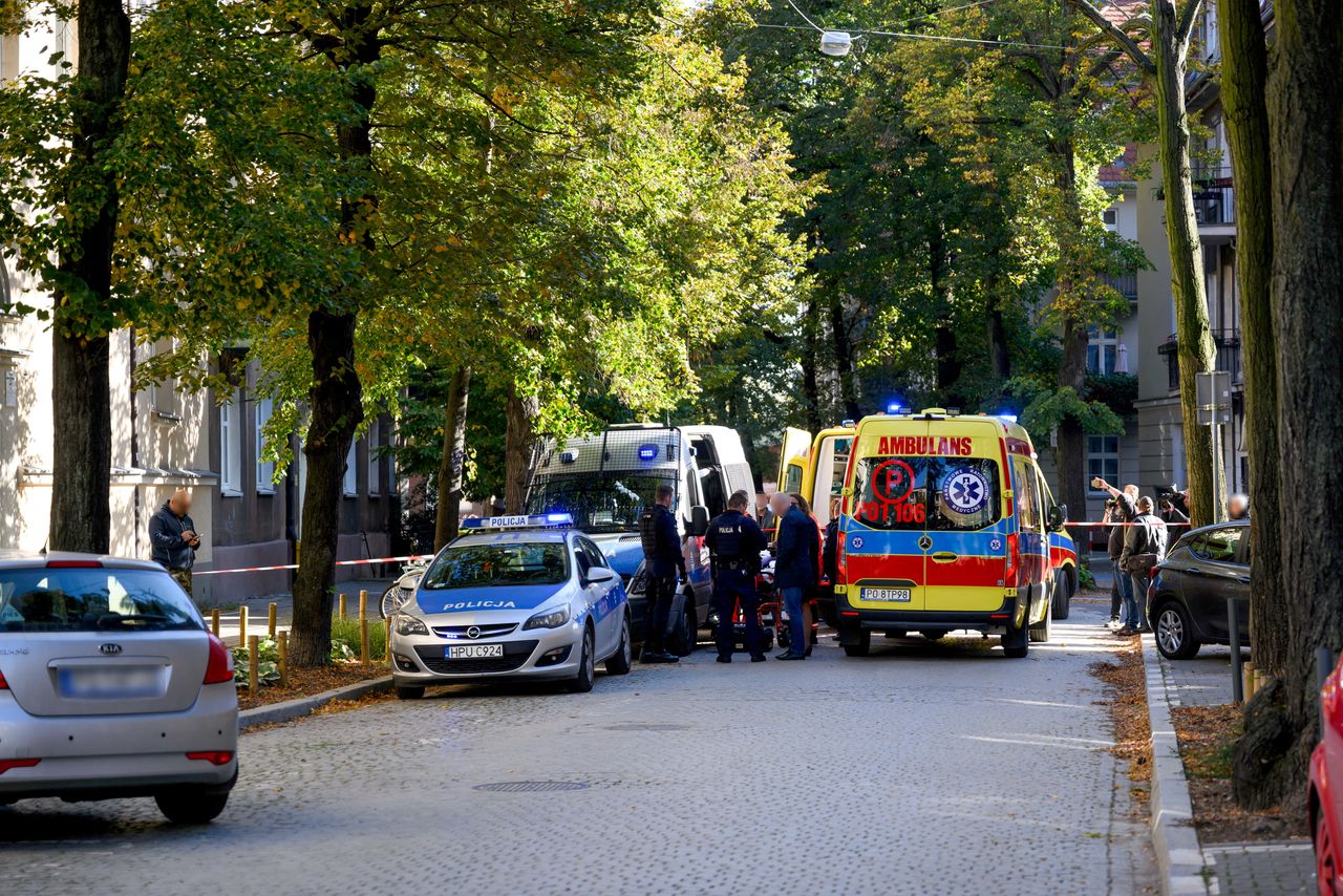 Poznań, 18.10.2023. Miejsce ataku nożownika w rejonie skrzyżowania ulic Łukaszewicza i Karwowskiego na poznańskim Łazarzu, 18 bm. Mężczyzna w podeszłym wieku zaatakował nożem 5-letnie dziecko, przebywające z grupą przedszkolną na wycieczce. (amb) PAP/Jakub Kaczmarczyk