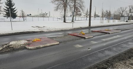 Wyspa na ul. Płockiej zniszczona po niespełna miesiącu. Kierowca „ściął” przejście?