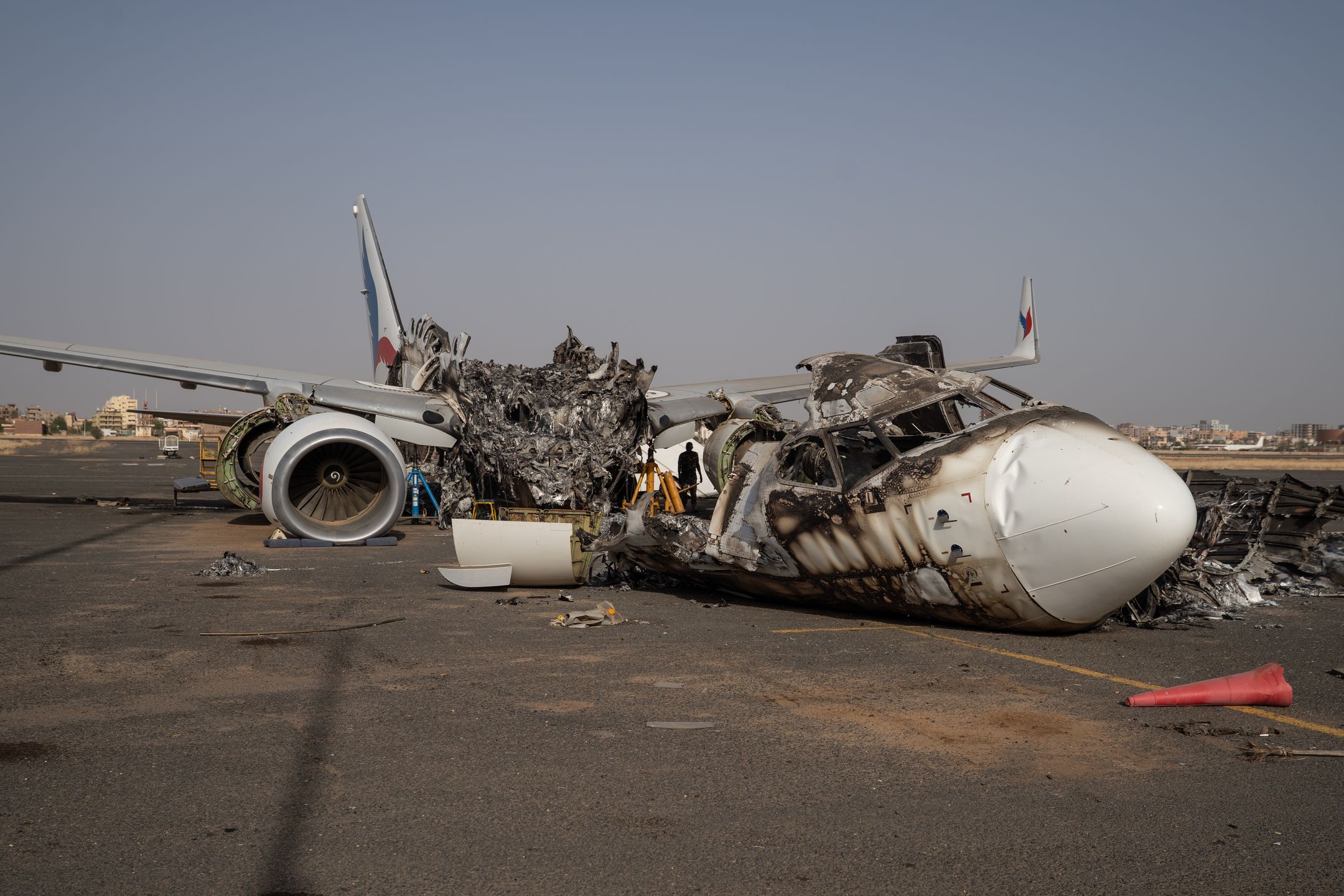 Zniszczony samolot na lotnisku w Chartumie
