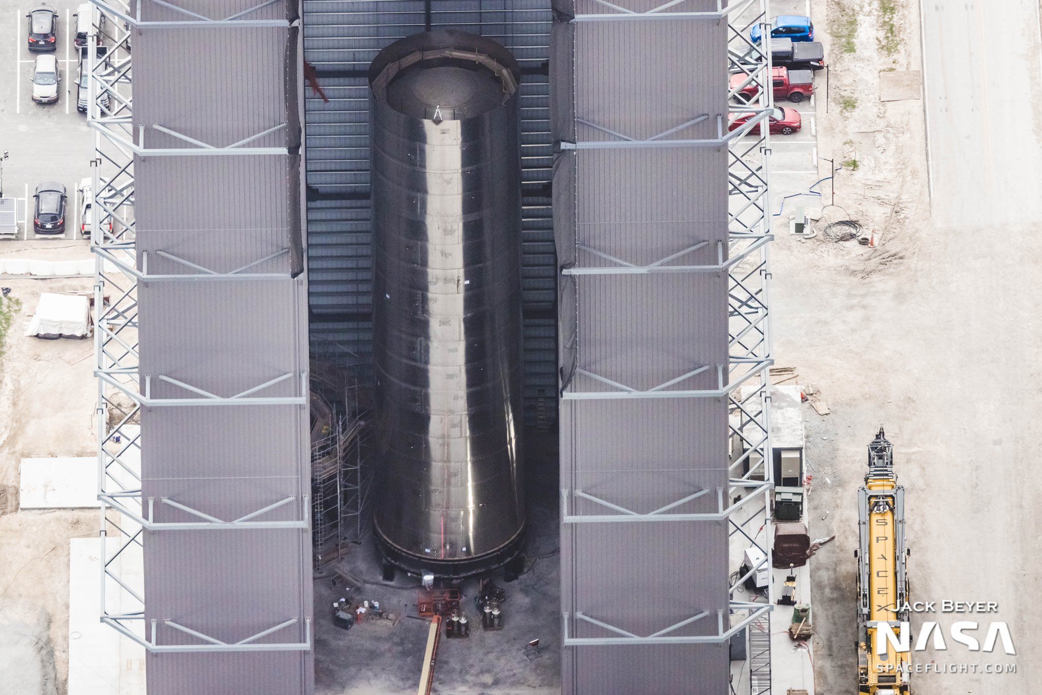 SpaceX jest w trakcie budowy największego na świecie wzmacniacza rakietowego. Zdjęcie pokazuje jego ogromne rozmiary 1