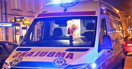 Pijana rozbiła auto. Uciekła z dwójką małych dzieci