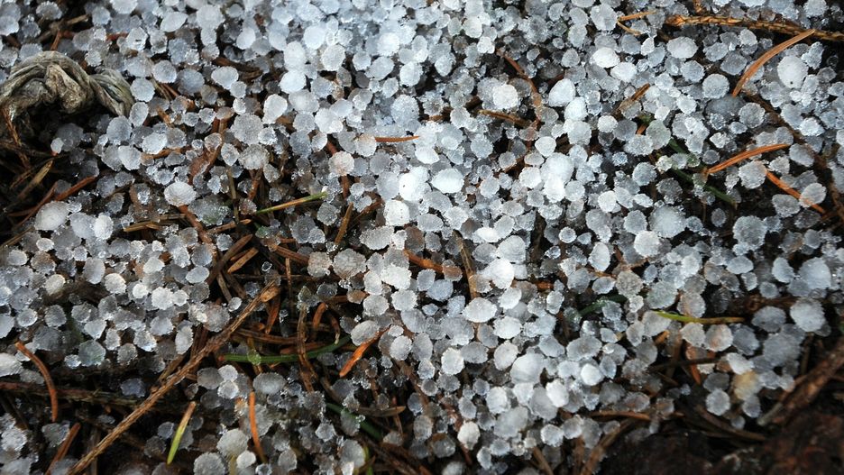 Chłodny front dotarł nad Polskę. Spadła krupa śnieżna. Zdj. poglądowe