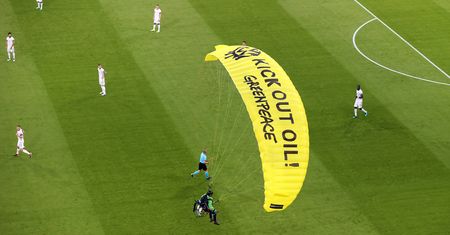 Euro 2020. Spadochroniarz "Greenpeace" wylądował na stadionie tuż przed meczem Francja-Niemcy