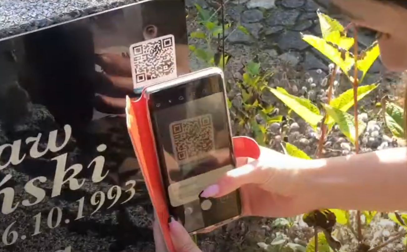 Do czego służą kody QR na nagrobkach?