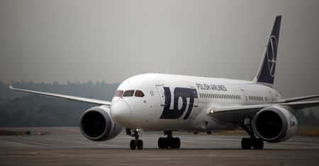 Wysyłają samolot po polskich obywateli. Minister informuje