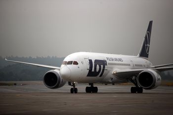 Wysyłają samolot po polskich obywateli. Minister informuje