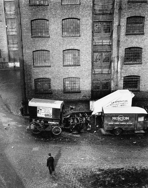 Mocne, czarno-białe fotografie uliczne z Londynu lat 30. i 40. 8