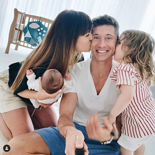 Anna i Robert Lewandowscy z córkami