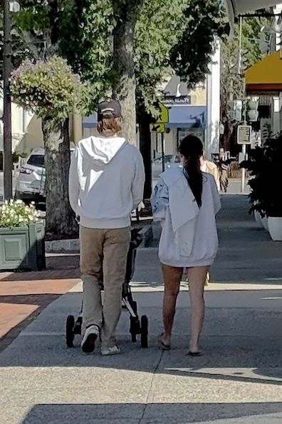 Millie Bobby Brown i Jake Bongiovi z dziecięcym wózkiem