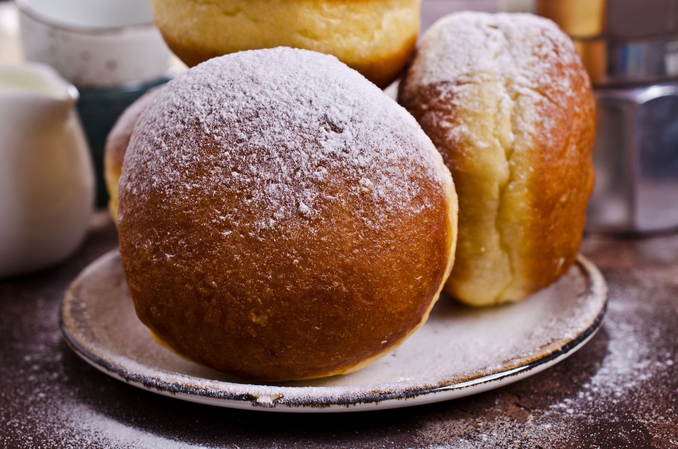 Klasyczne pączki z marmoladą i cukrem pudrem