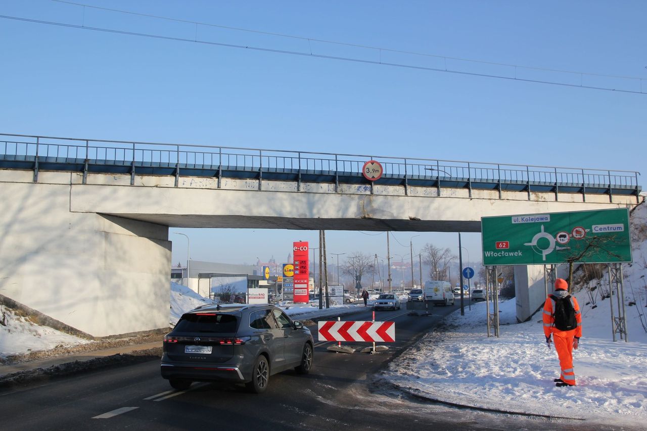 Z wiaduktu nad ulicą Kolejową, należącego do PKP, odpadł fragment spoiny betonowej!