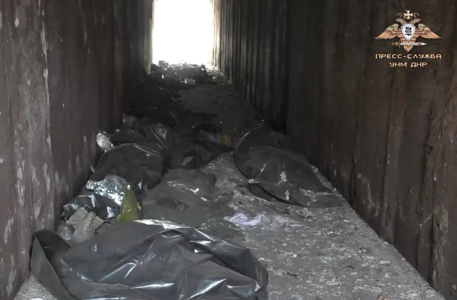 Rosjanie pokazują sterty ciał zabitych obrońców Mariupola