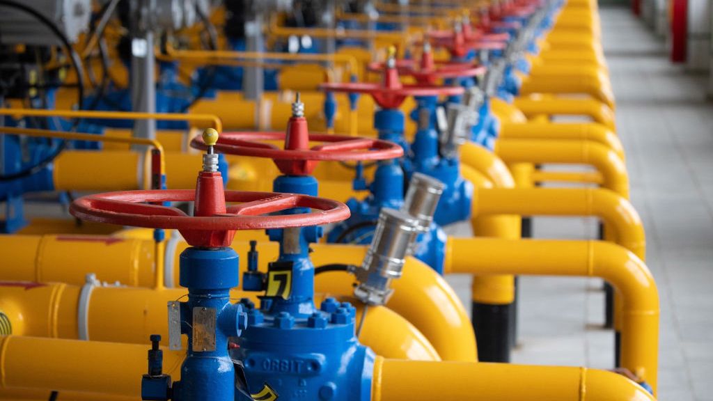 Gazprom PJSC's Kasimovskoye Underground Gas Storage Amid Euro Gas Crisis
Pipework inside a gas collect point of the Kasimovskoye underground gas storage facility, operated by Gazprom PJSC, in Kasimov, Russia, on Wednesday, Nov. 17, 2021. Russia signaled it has little appetite for increasing the natural gas it transits through other territories to Europe as the winter heating season gets underway. Photographer: Andrey Rudakov/Bloomberg via Getty Images
Bloomberg
energy, gas supply, supply, pipes, (ugs), fuels, storage, european, pipe, ugs, russian, fossil fuels, gas storage, gas supplies, pipe work, pipelines, emea, markets, energy, natural resources, industries, bric countries, natural gas market, business news