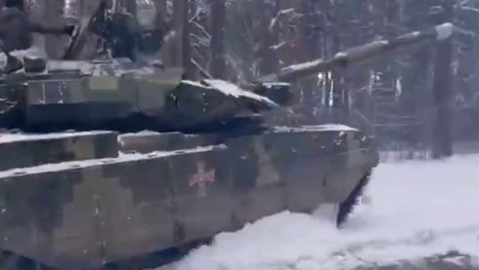 Ukraiński czołg z rodziny T-84 gdzieś na froncie.