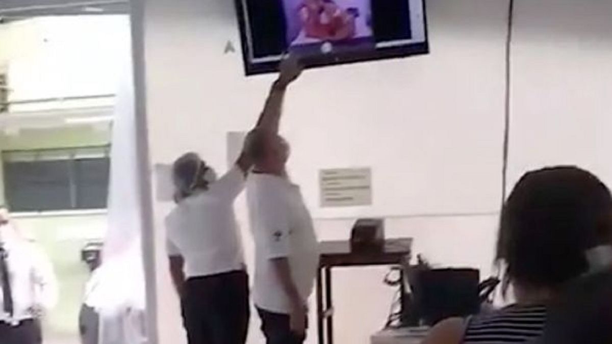 W punkcie szczepień wyświetlono film dla dorosłych.
