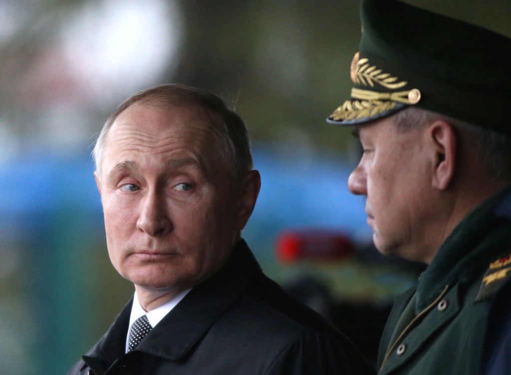 Władimir Putin ( z lewej) i Siergiej Szojgu (z prawej)