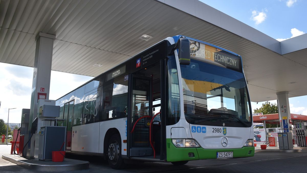 Widom autobusów miejskich na stacji benzynowej jest dość nietypowy