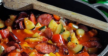 Zjedz przed snem. Nie obciążysz żołądka, rano wstaniesz z płaskim brzuchem