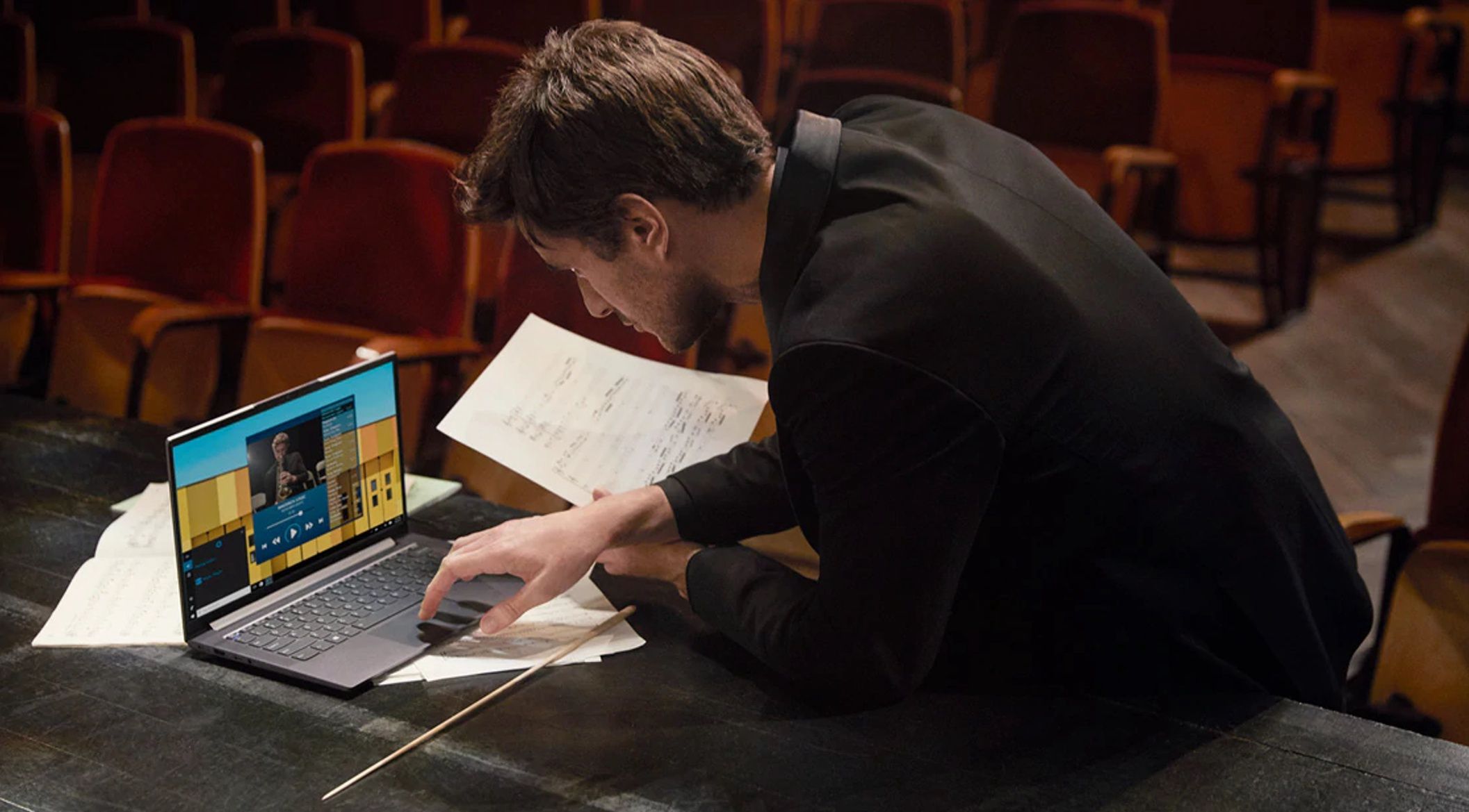 W Lenovo Yoga Slim 7 baterię do poziomu 50 proc. naładujesz w około 30 minut