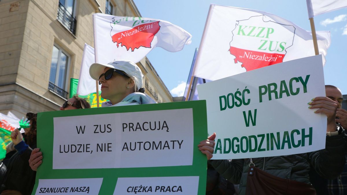 Protest pracowników ZUS przed Ministerstwem Finansów