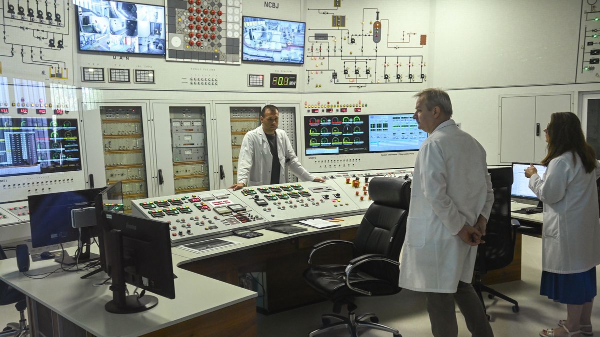 sterownia reaktora w NCBJ
Otwock, 05.08.2025. Sterownia reaktora w Narodowym Centrum Bada� J�drowych w Otwocku, 5 bm. Prezes Pa�stwowej Agencji Atomistyki (PAA) wyda� zezwolenie na eksploatacj� reaktora badawczego MARIA, decyzja jest bezterminowa. Wed�ug ministra energii Mi�osza Motyki, priorytetem jest teraz realizacja programu modernizacji reaktora. (mr) PAP/Piotr Nowak
Piotr Nowak
konferencja, konferencja prasowa, NCBJ, polityk, polityka, Reaktor badawczy MARIA, Reaktor MARIA, j�drowy atomowy wznowienie