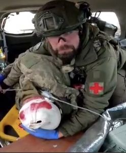 Польський медик-волонтер виносить пораненого бійця ЗСУ з палаючого Соледару (відео)