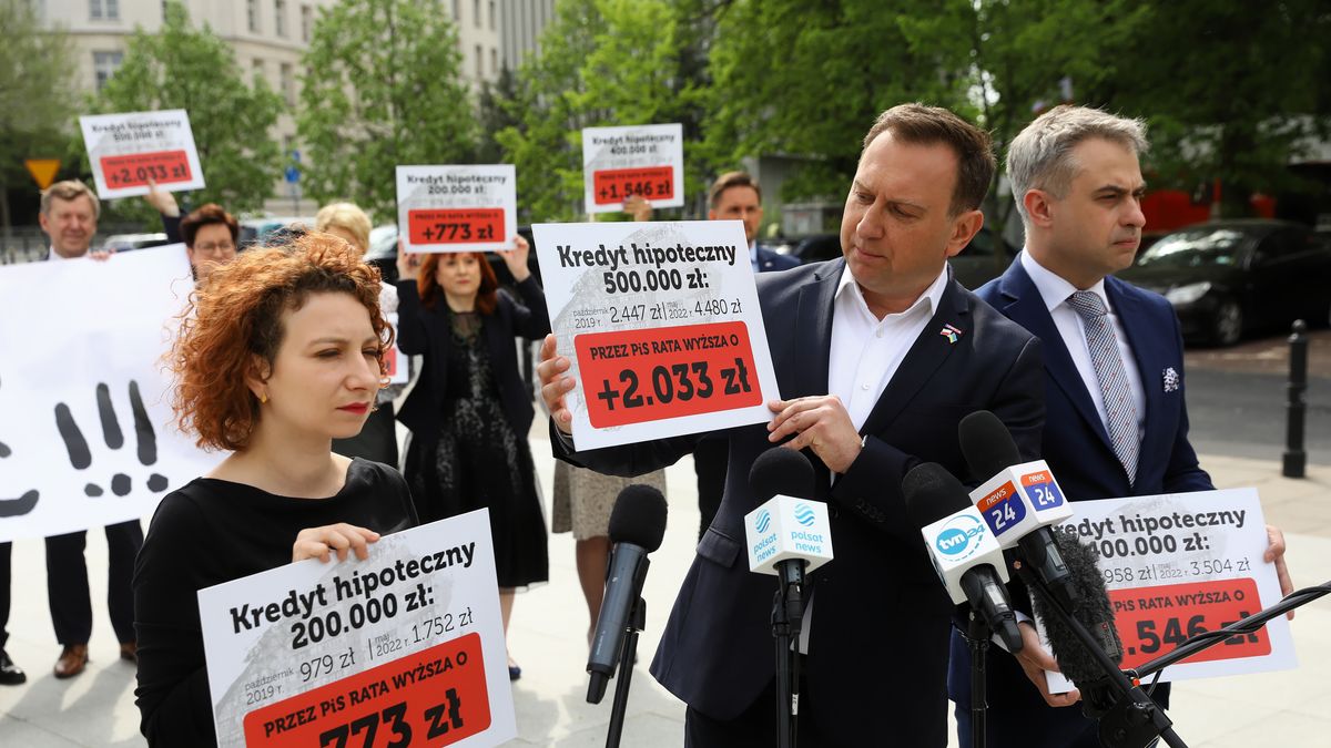 Warszawa, 12.05.2022. Szef KP Lewicy Krzysztof Gawkowski (P) oraz posłowie Lewicy Tomasz Trela (C) i Daria Gosek-Popiołek (L) na konferencji prasowej nt. "Glapiński musi odejść!" przed Sejmem w Warszawie, 12 bm. (aldg) PAP/Rafał Guz