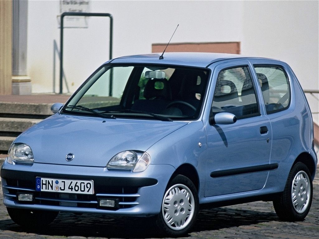 Niegdyś Fiat Seicento był marzeniem Polaków. Dziś takie samochody bywają porzucane