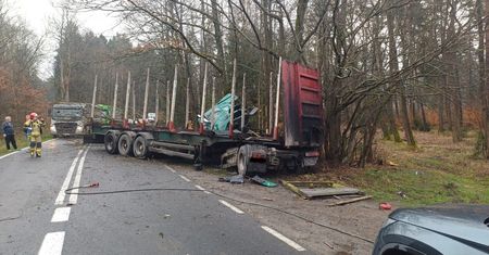 Poważny wypadek z udziałem ciężarówki. Kierowca trafił do szpitala