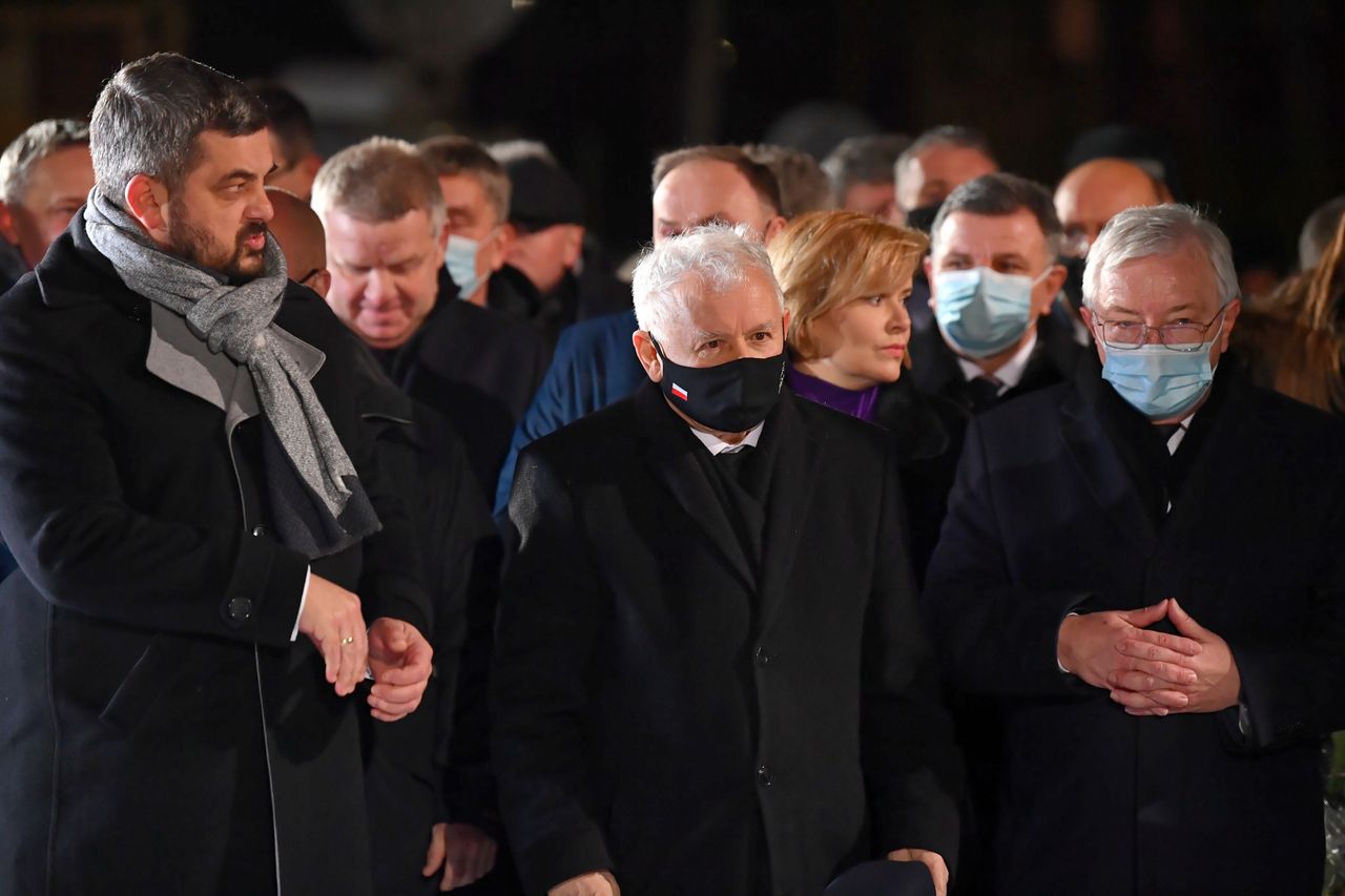 Prezes Prawa i Sprawiedliwości Jarosław Kaczyński (C), poseł PiS Krzysztof Lipiec (P) i poseł PiS Krzysztof Sobolewski (L) podczas uroczystości w Starachowicach w przeddzień 9. rocznicy śmierci Jadwigi Kaczyńskiej