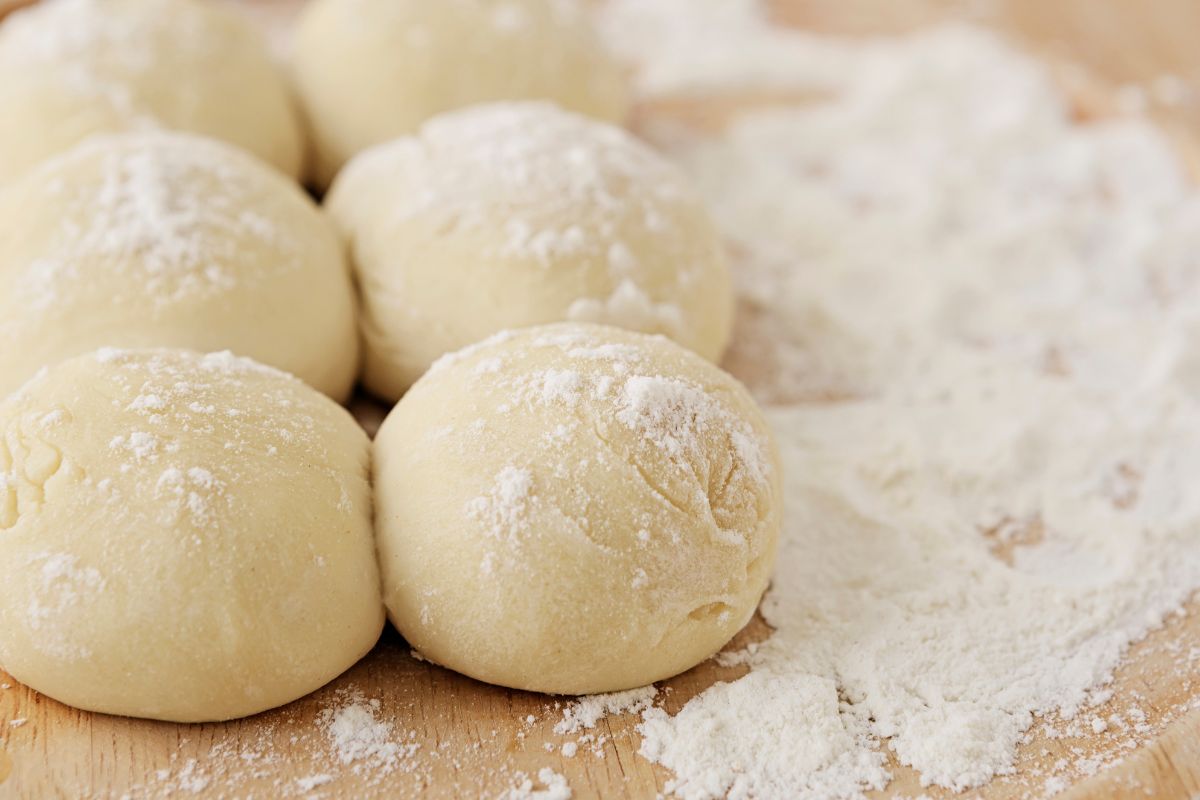 Pierożki roztoczańskie przypominają zwykłe bułeczki, ale skrywają aromatyczny farsz