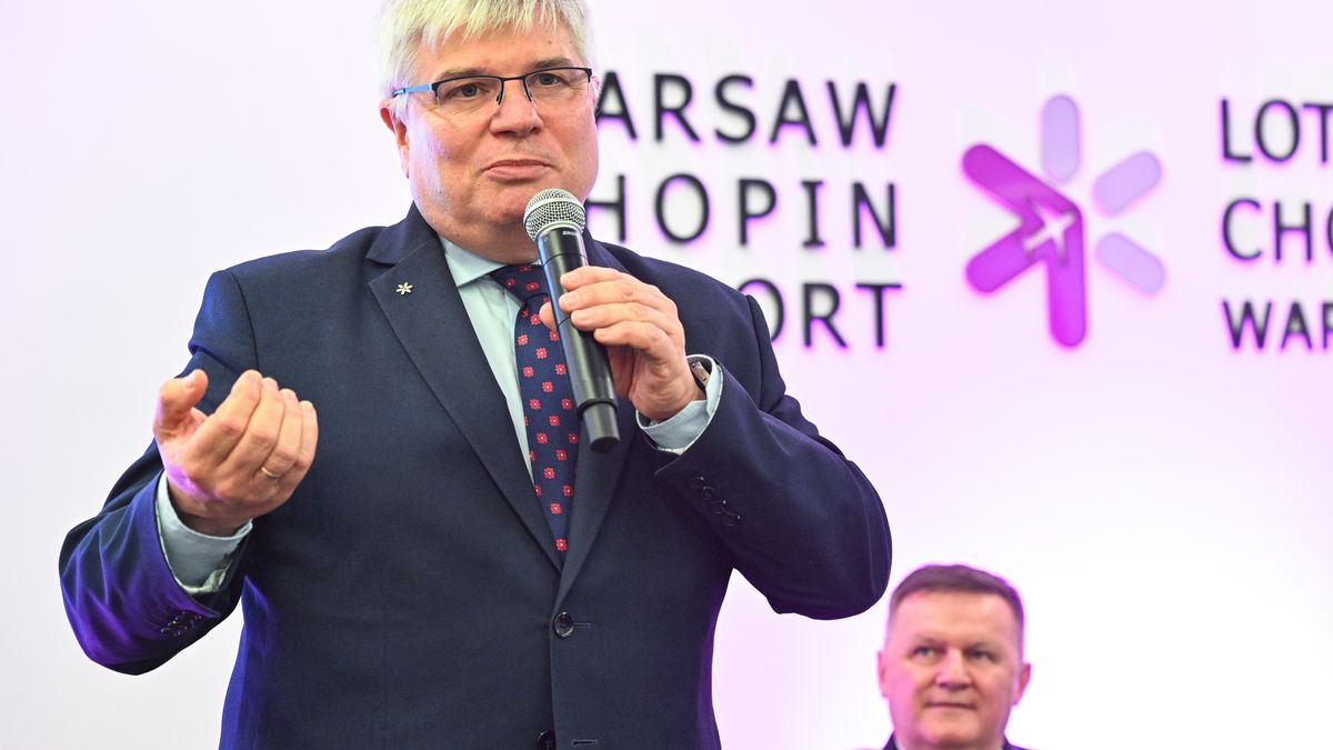 Warszawa, 29.04.2024. Wiceminister funduszy i polityki regionalnej, pełnomocnik rządu ds. CPK Maciej Lasek (C) podczas konferencji prasowej w Centrum Konferencyjnym Portu Lotniczego im. Fryderyka Chopina w Warszawie, 29 bm. Spotkanie dotyczyło obchodów 90-lecia lotniska. (amb) PAP/Radek Pietruszka