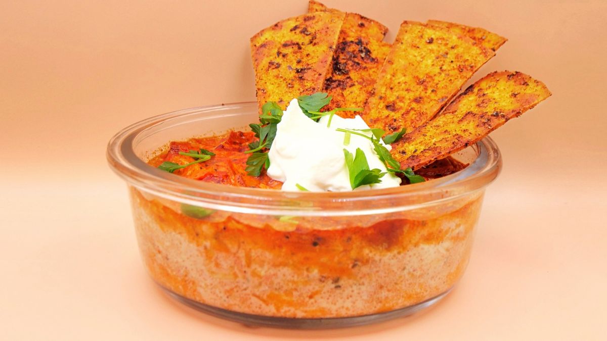 Wymieszaj składniki i włóż do mikrofalówki. Następnie wyciągnij gotowe danie i rozłóż na górze śmietanę oraz resztę nachosów