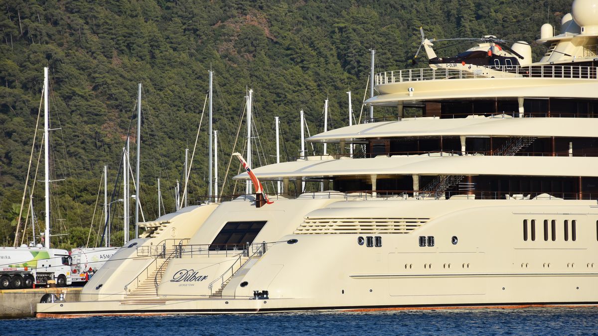 Superjacht oligarchy Aliszera Usmanowa, na którego UE nałożyła sankcje (Photo by Sabri Kesen/Anadolu Agency via Getty Images)