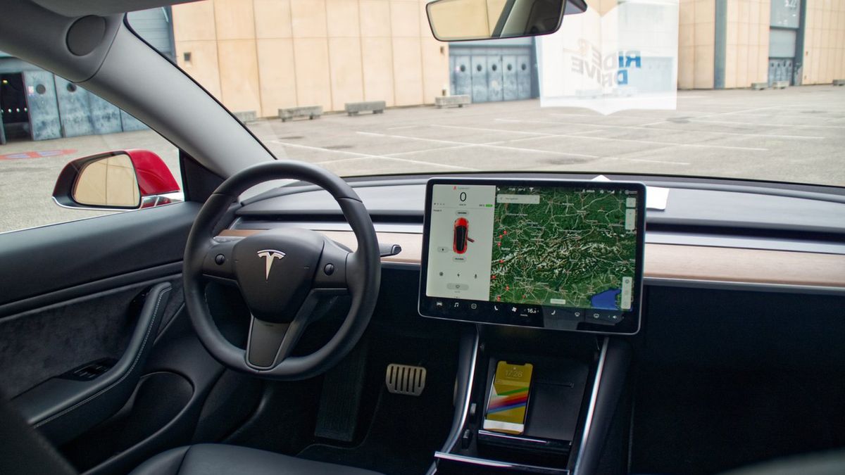 Jedną z marek, które stosują subskrypcje, jest Tesla