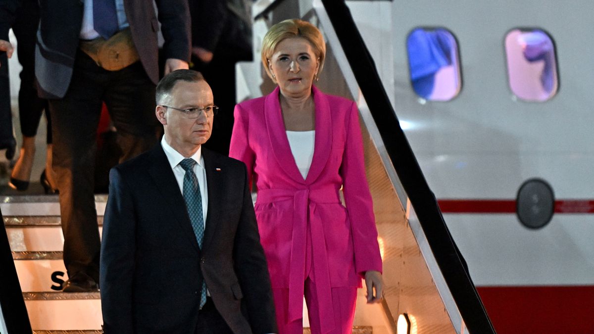 Nairobi, Kenia, 04.02.2024. Prezydent RP Andrzej Duda (L) i pierwsza dama Agata Kornhauser-Duda (P) na lotnisku w Nairobi, 4 bm. Prezydent Andrzej Duda z małżonką rozpoczynają wizytę w Afryce Wschodniej. Odwiedzą trzy państwa: Kenię, Rwandę i Tanzanię. Celami wizyty są promocja polskiego biznesu i współpraca w zakresie bezpieczeństwa. (mr) PAP/Radek Pietruszka ***Zdjęcie do depeszy PAP pt. Kenia/ Prezydent Andrzej Duda rozpoczyna wizytę w Afryce Wschodniej***