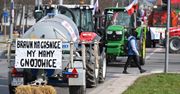 Rolnicy wciąż protestują. Blokady dróg i obornik przed urzędem