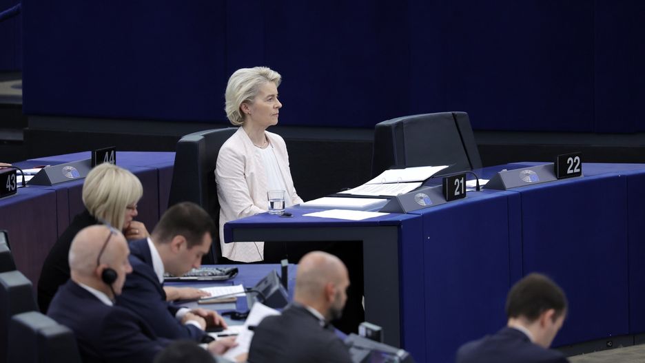 EU Parliament to vote on new term for European Commission President von der Leyen
epa11484898 Outgoing European Commission President and candidate for re-election Ursula von der Leyen (C) attends a plenary session of the European Parliament in Strasbourg, France, 18 July 2024. MEPs will vote on Von der Leyen's nomination for Commission President on 18 July. If she is elected, she will serve as European Commission President for the next five years. If she does not get the required majority, the European Council will have to propose a new candidate within one month.  EPA/RONALD WITTEK 
Dostawca: PAP/EPA.
RONALD WITTEK