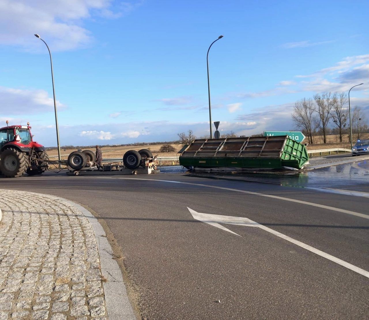 Niebezpieczny incydent na DK15. Ładunek wypadł na drogę